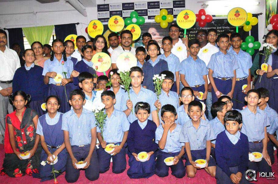 Rashmi-Goutham-And-Getup-Srinu-At-Akshara-Kalasha-Foundation